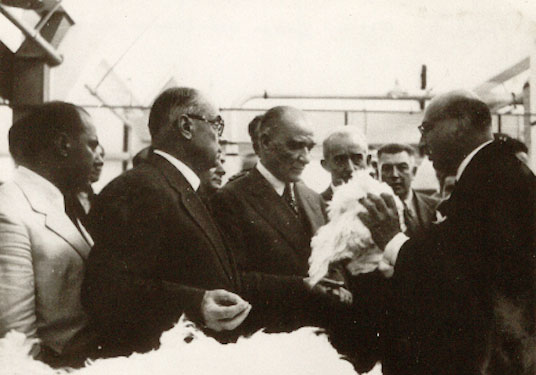 Cumhurbaşkanı Atatürk, Bursa Merinos Fabrikası tesislerini gezerken (2 Şubat 1938)