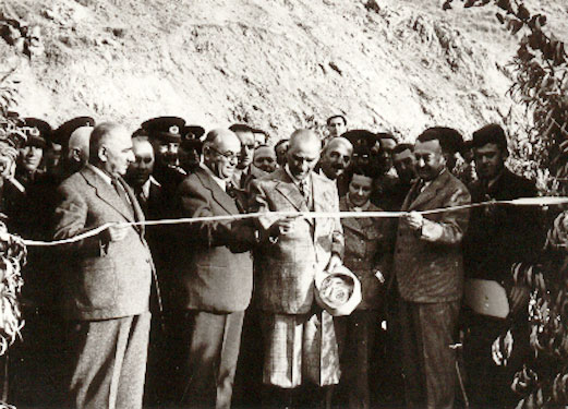 Cumhurbaşkanı Atatürk, Tunceli Pertek'te, Singeç Köprüsü'nü açarken (17 Kasım 1937)
