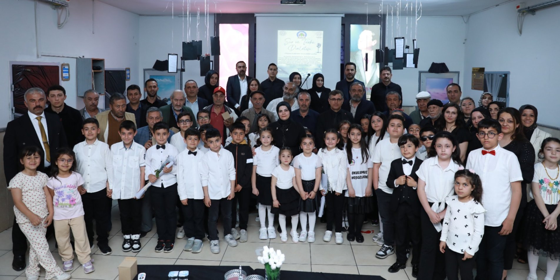 Sivaslı İlkokul Öğrencileri, Dede ve Ninelerini Ağırladı