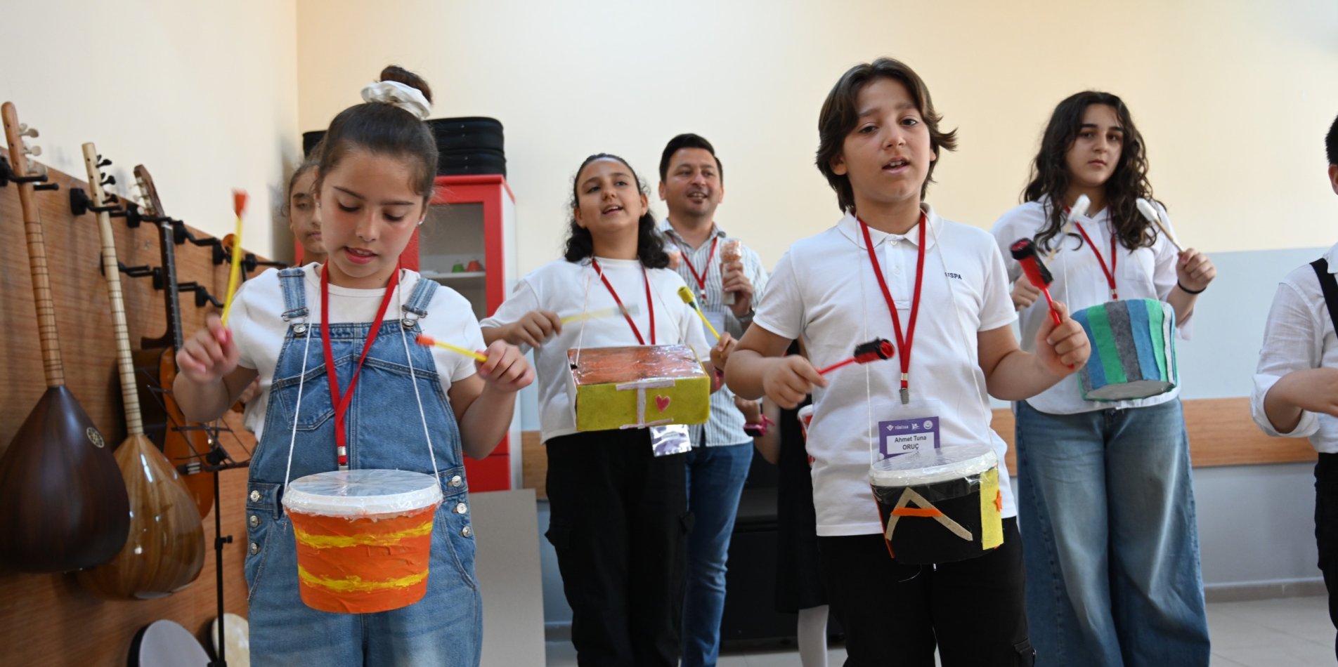Osmaniye'de Çevreye Duyarlı Öğrenciler Geri Dönüşüm Malzemelerinden Enstrümanlar Yaparak Orkestra Kurdu